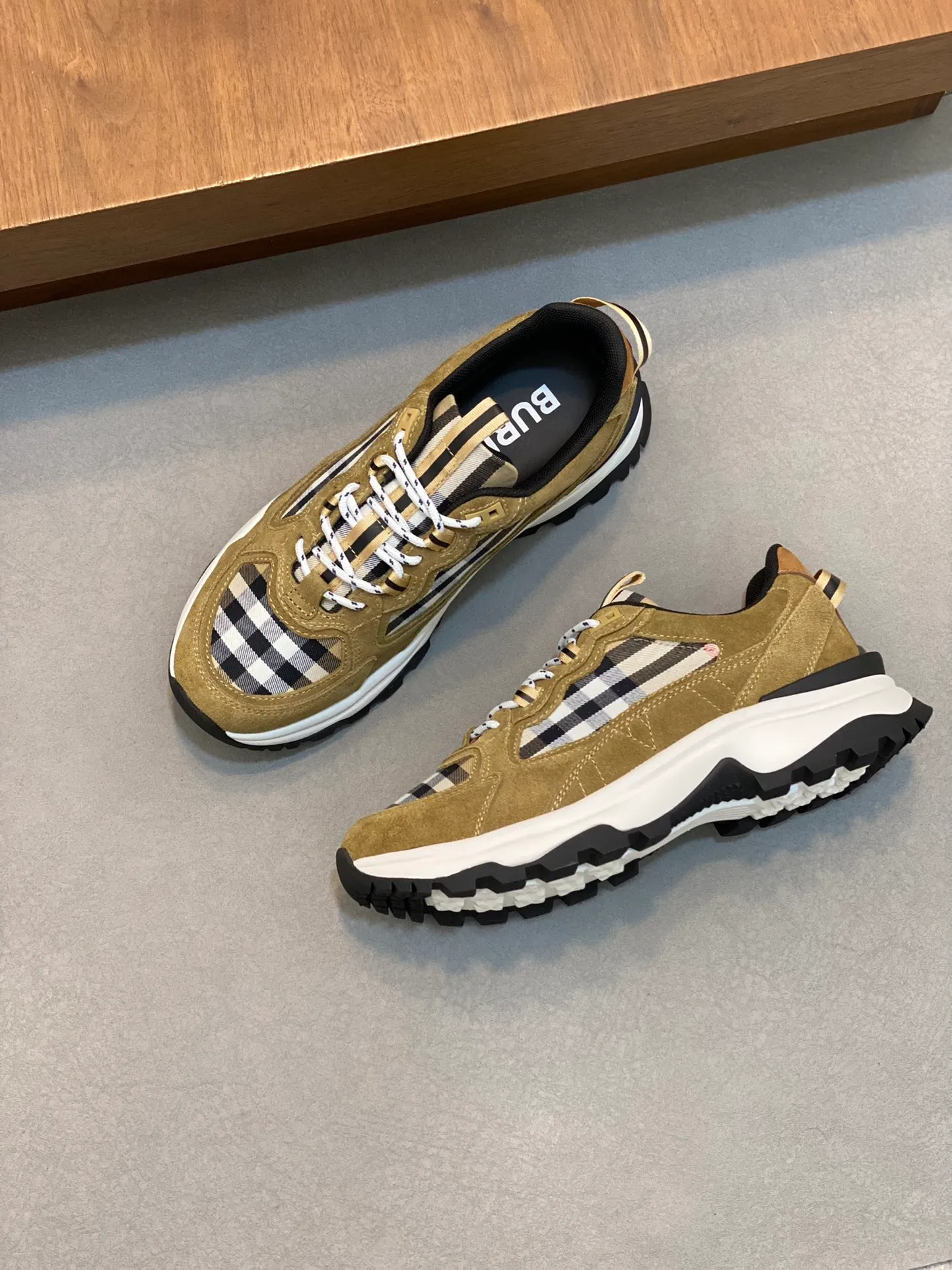 💰660 Burberry 2024🆕Ss men's classic low-cut thick-soled sneakers, made of first-grain cowhide and decorated with the new brand logo. First-layer cowhide foot pads, heel decorated with Burberry letter embossed logo, T men's men's shoes 💰U original outsole! Size: 39-44 (customized at 38.45)